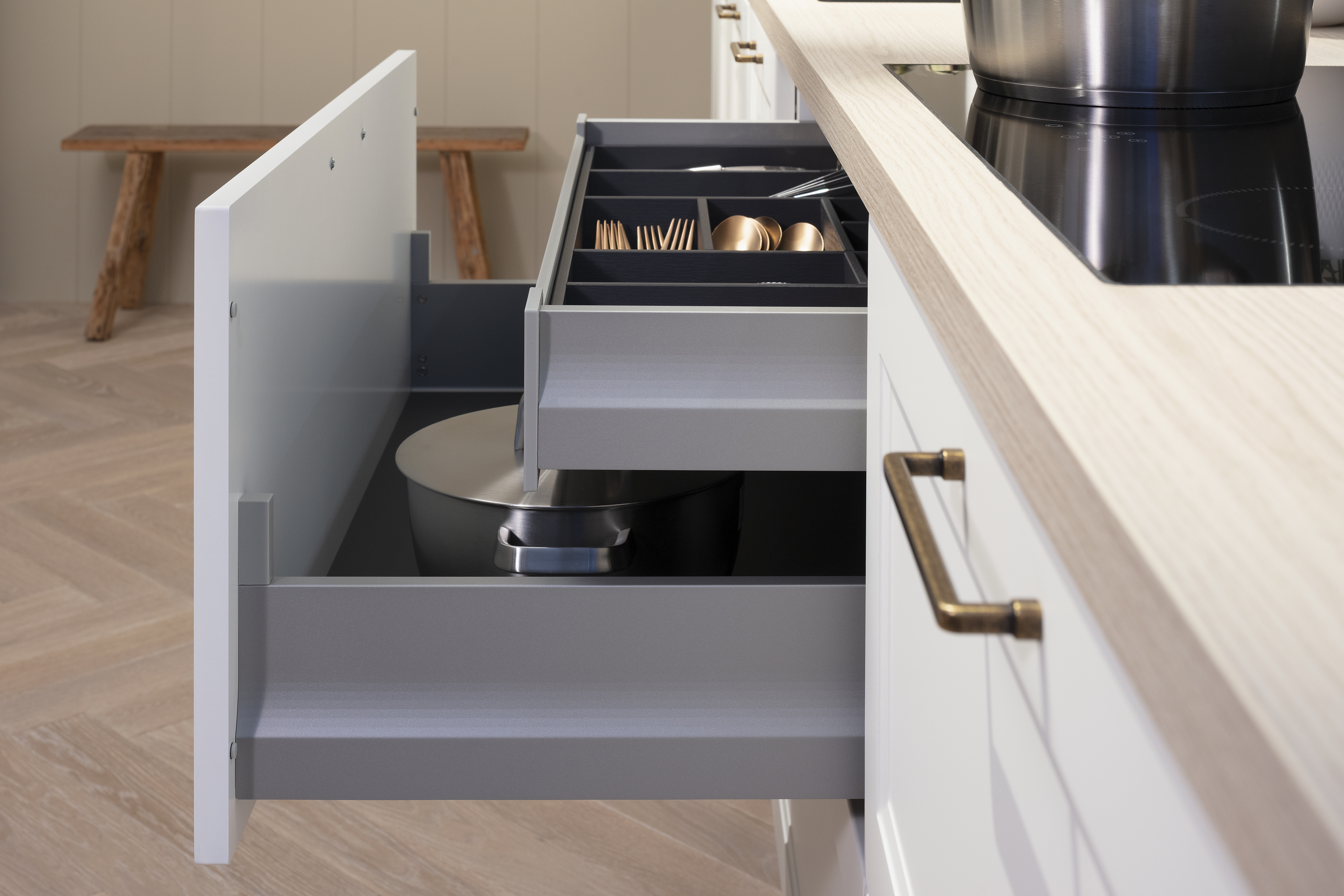 Häcker-Küche Ravenna Ultramatt mit Feineichen-Dekor Schubladen