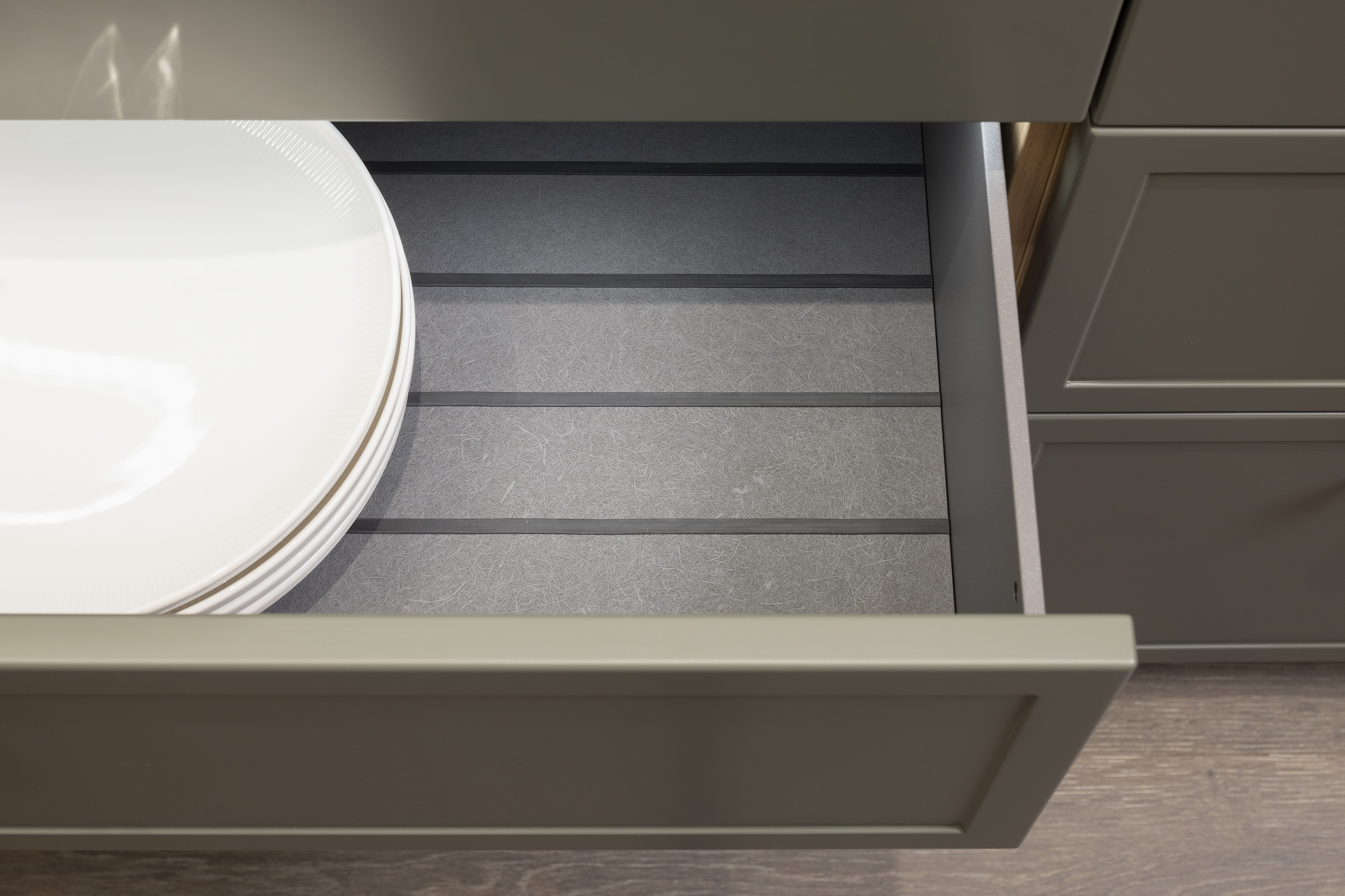 APL: Iseo Gris (Keramik) 40 mm Front: AV 5085 NCS S Mattlack (7005-G50Y)  Front 2: Feineiche-natur Repro Korpus: 2085 Designkorpus Feineiche-natur Griff: 113 Metall Schwarz-matt Geräte: Miele Armatur: Blaupunkt Spüle: Systemceram   Features:Keramik-Arbeitsplatte, Landhausküche modern, Nischenrückwand in APL-Material hochgezogen, Wandverkleidung in Vitrinen Material, Backofenkombi mit Kompaktbackofen, Sitzbank in Nischenmaterial, Spülbecken als Waschtisch aufgesetzt (Landhaus).