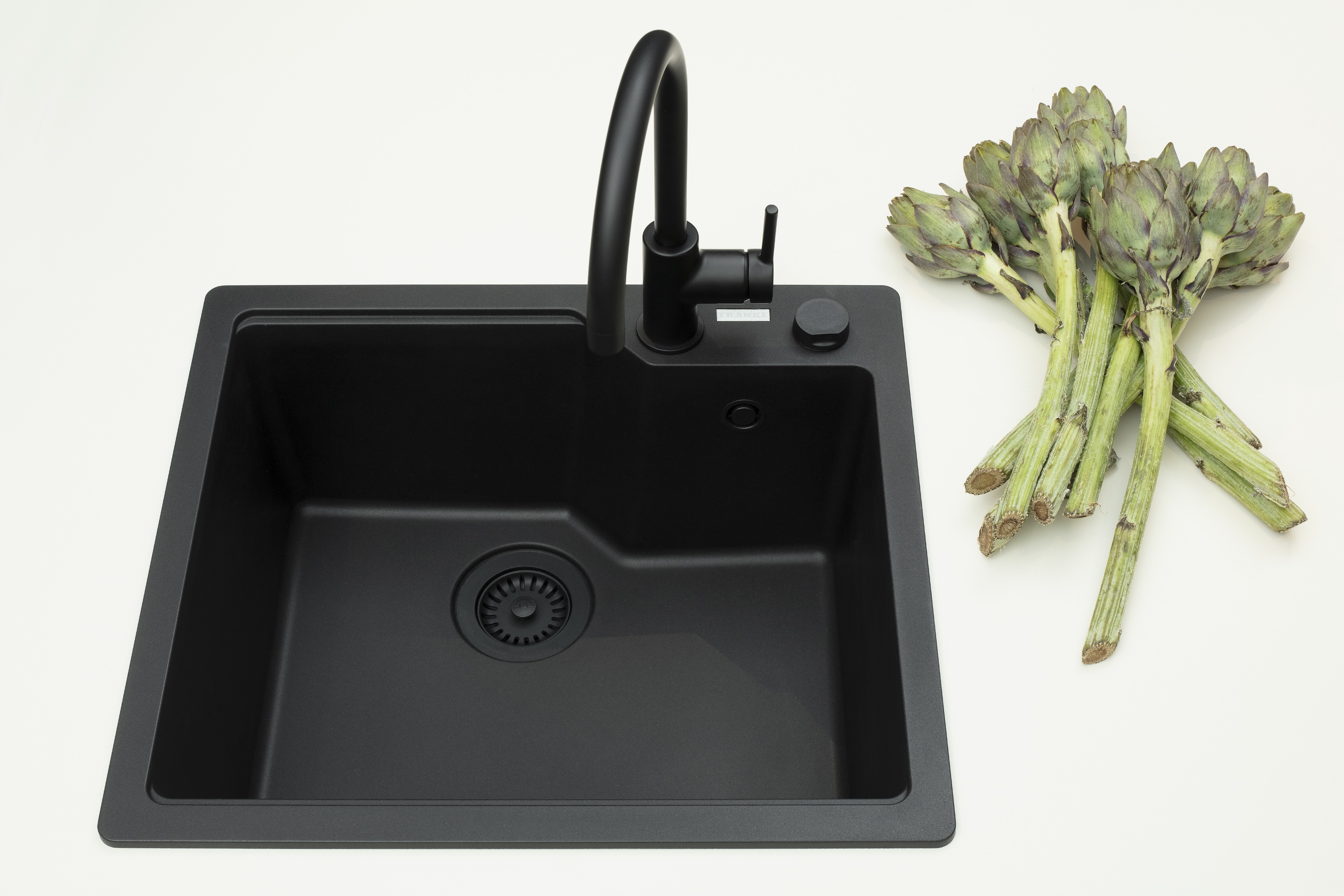 Concept130 Front: Perfect Sense Perfect Brillant Crema magnolia UV Hochglanz lackiert Front 2: Perfect Sense Scala Olivgrün Grüne Front? APL: Perfect Sense Crema Magnolia 16 mm Griff: Schwarz Metall matt Geräte: Blaupunkt Spüle und Armatur: Franke  Features: offene Regale in zweiter Frontfarbe abgesetzt, Apothekerschrank, Spüle in Schwarz.