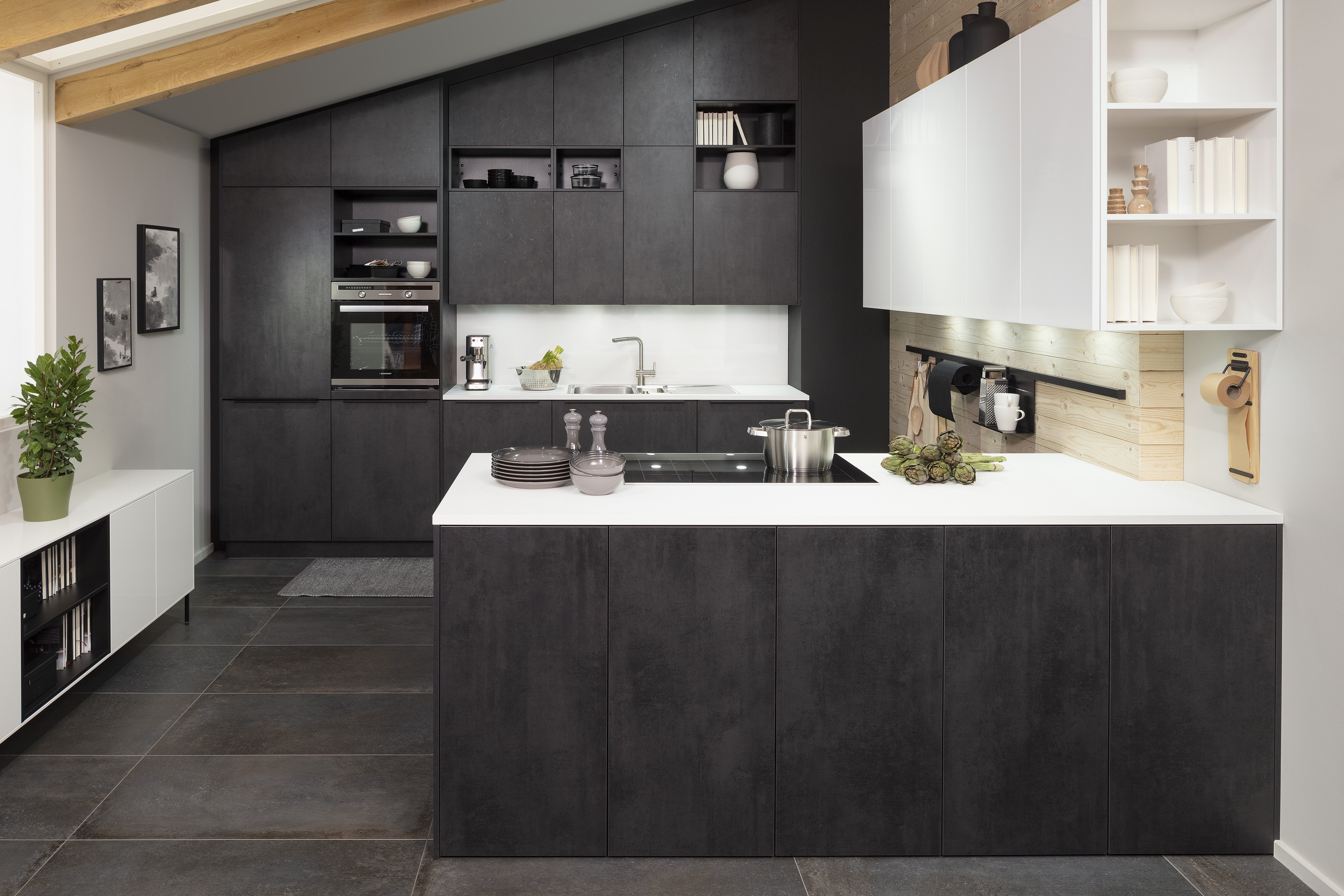 Concept130 Front: Comet Spachtelbeton schwarz Kunststoff strukturiert Murano Bril Kristallweiss Designglas eingefasst APL: Kristallweiß Perfect Sense 25 mm Geräte Blaupunkt Spüle und Armatur: Franke  Features: Dachschräge, Maßeinbau, Sideboard, offene Regale mit Downlights.