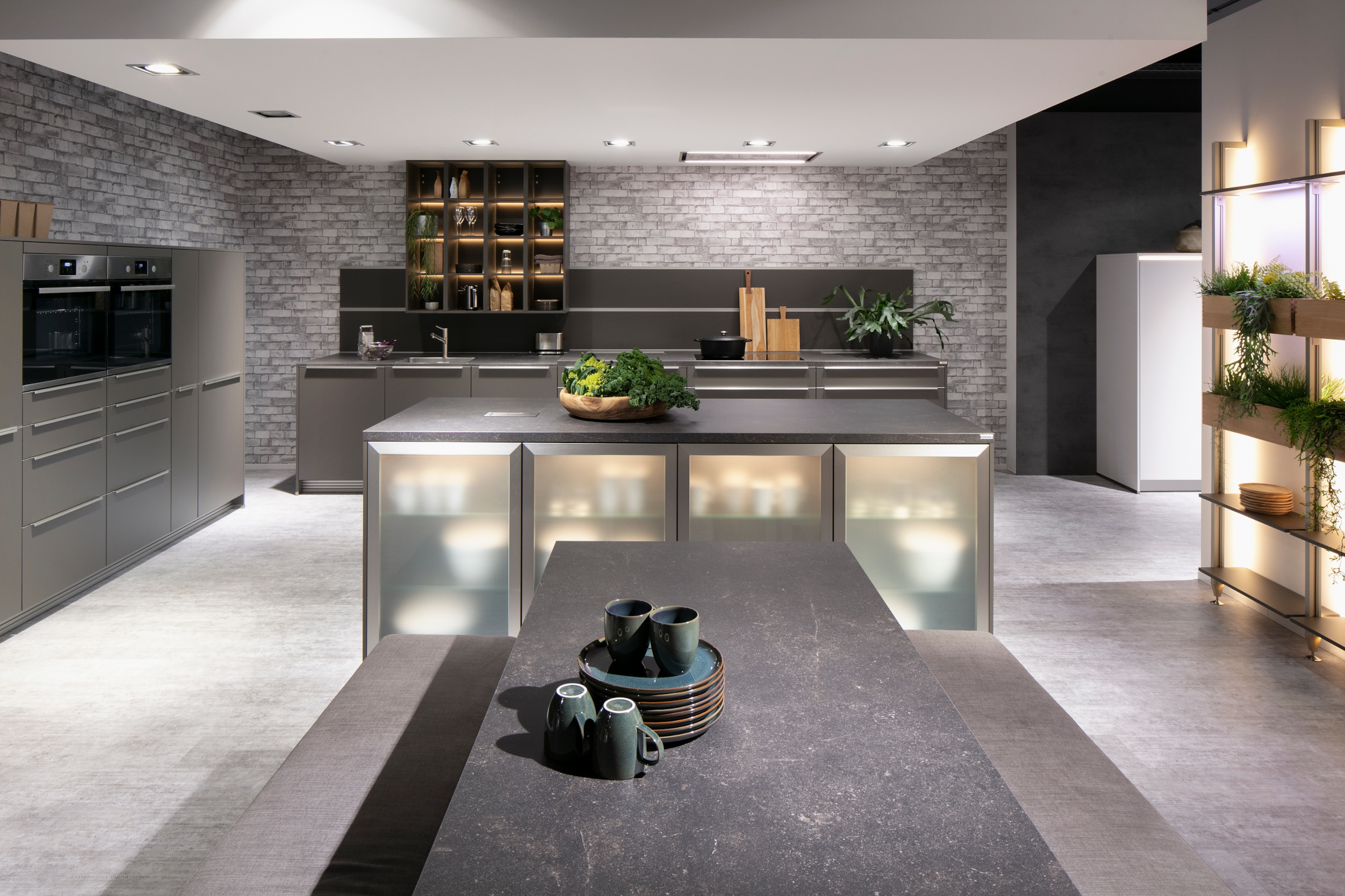 Nobilia Küche grau Griffleisten Chrom Kücheninsel Vitrine Mattglas