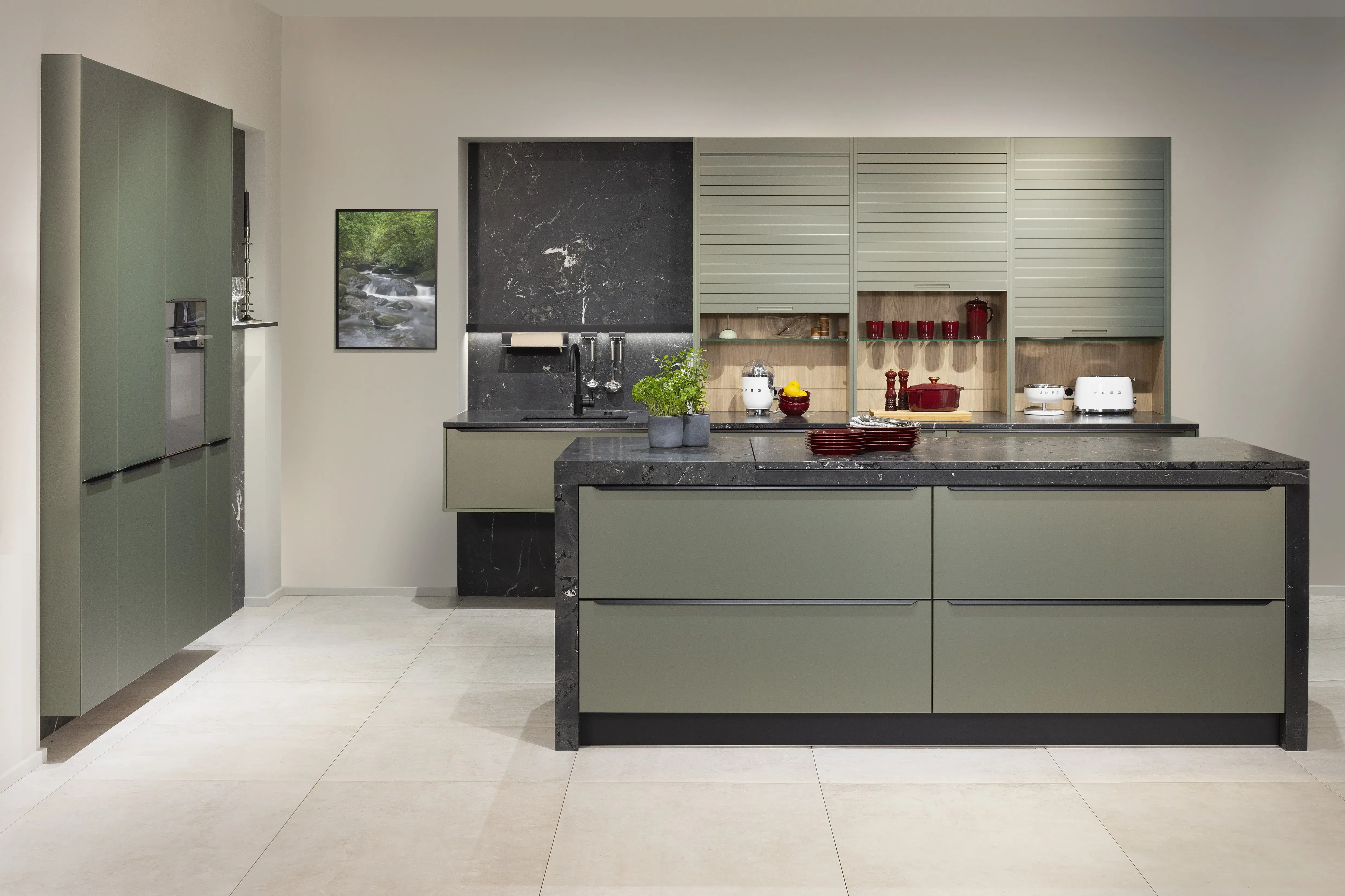 APL: Negresco satiniert (Granit) 25 mm + 50 mm Front: AV 5015 Olivgrün metallic Polymerglas ((PUResist, PURemission) Korpus: 2085 Designkorpus Feineiche-natur Griff: M755 Schwarz Geräte: Bosch Armatur: Blaupunkt Spüle: Blaupunkt  Features: Rolloschrank, Polymerglasoberfläche, APL verschiebbar über Kochfeld, 120 cm Planung, wandhängend (schwebend)