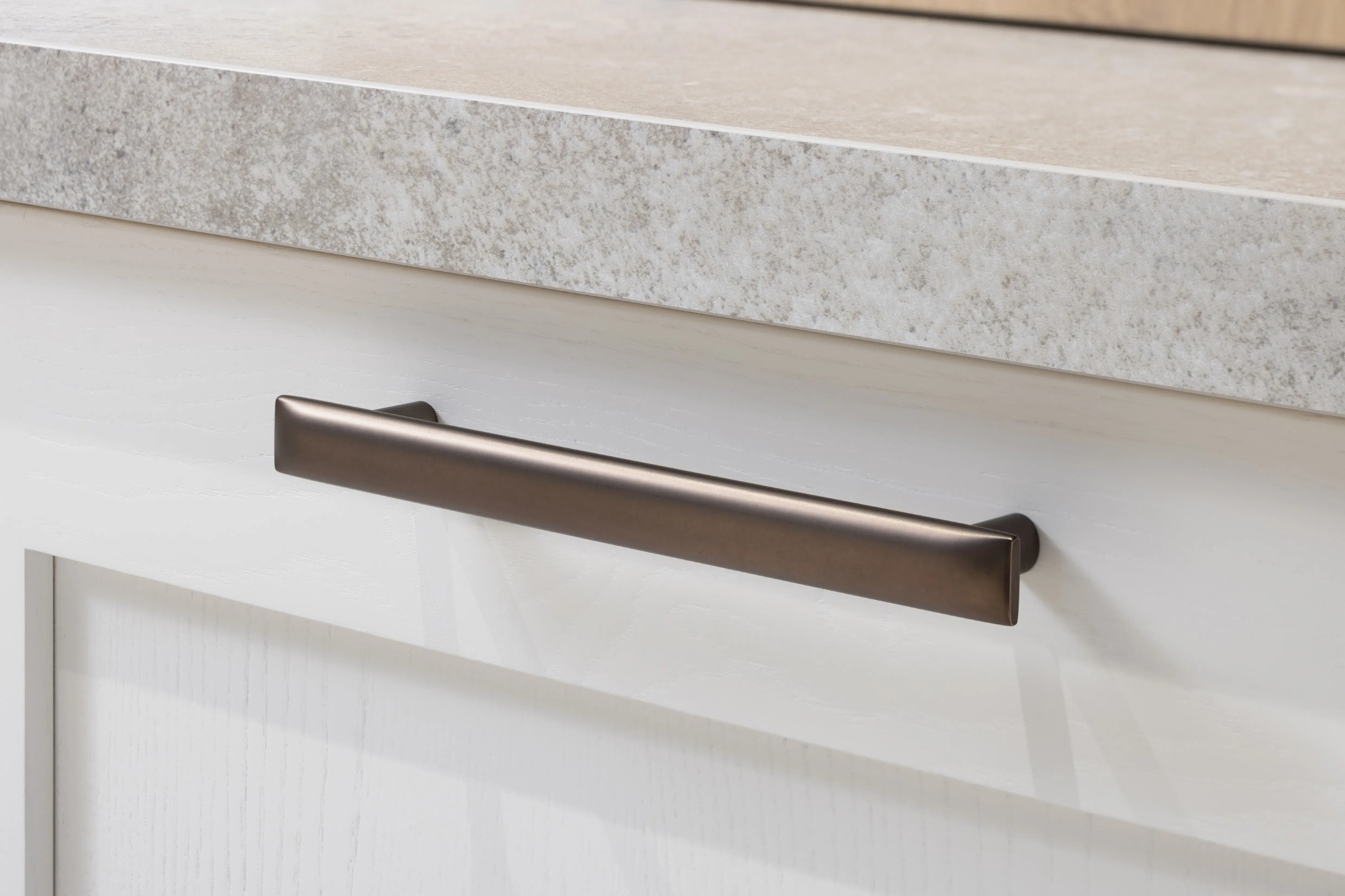 APL: 15 Kalkstein Repro 25 mm Front: AV 6055 Weiß Echtholz lackiert,  Front 2: AV 6082 Wildeiche-natur Korpus: 2085 Designkorpus Feineiche-natur Griff: 515 Metall Bronze-dunkel Geräte: Bosch  Armatur: Quooker Spüle: Systemceram   Features: Landhausküche modern, Echtholz RAL und NCS lackierbar, Riffelglasvitrine, Beleuchtung, schwebender Block, Echtholzfurnier lackiert kombiniert mit Echtholzfurnier, Fliesen, Korpus Echtholz Feineiche Natur, Griffe in Bronze. 