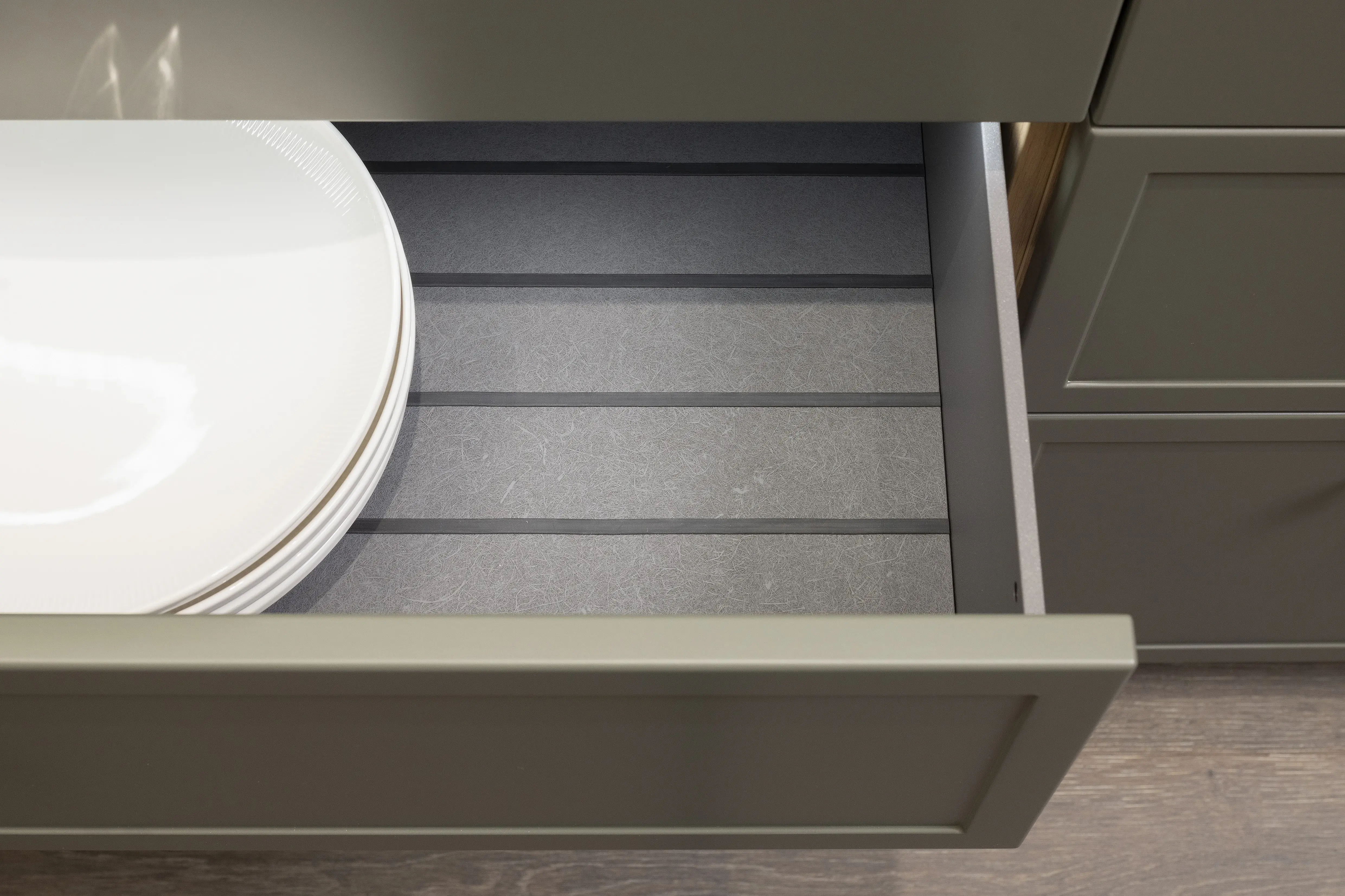 APL: Iseo Gris (Keramik) 40 mm Front: AV 5085 NCS S Mattlack (7005-G50Y)  Front 2: Feineiche-natur Repro Korpus: 2085 Designkorpus Feineiche-natur Griff: 113 Metall Schwarz-matt Geräte: Miele Armatur: Blaupunkt Spüle: Systemceram   Features:Keramik-Arbeitsplatte, Landhausküche modern, Nischenrückwand in APL-Material hochgezogen, Wandverkleidung in Vitrinen Material, Backofenkombi mit Kompaktbackofen, Sitzbank in Nischenmaterial, Spülbecken als Waschtisch aufgesetzt (Landhaus).