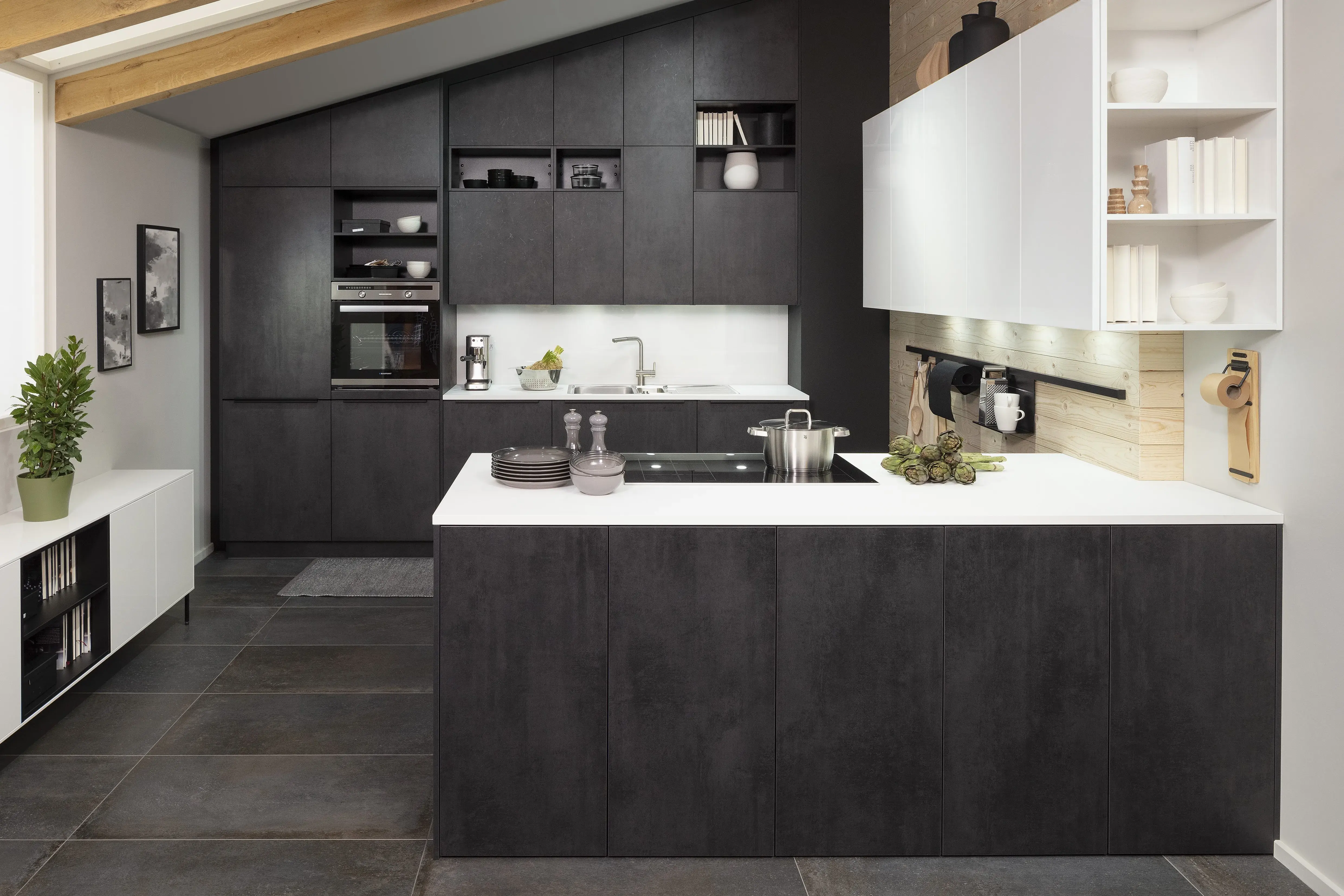 Concept130 Front: Comet Spachtelbeton schwarz Kunststoff strukturiert Murano Bril Kristallweiss Designglas eingefasst APL: Kristallweiß Perfect Sense 25 mm Geräte Blaupunkt Spüle und Armatur: Franke  Features: Dachschräge, Maßeinbau, Sideboard, offene Regale mit Downlights.